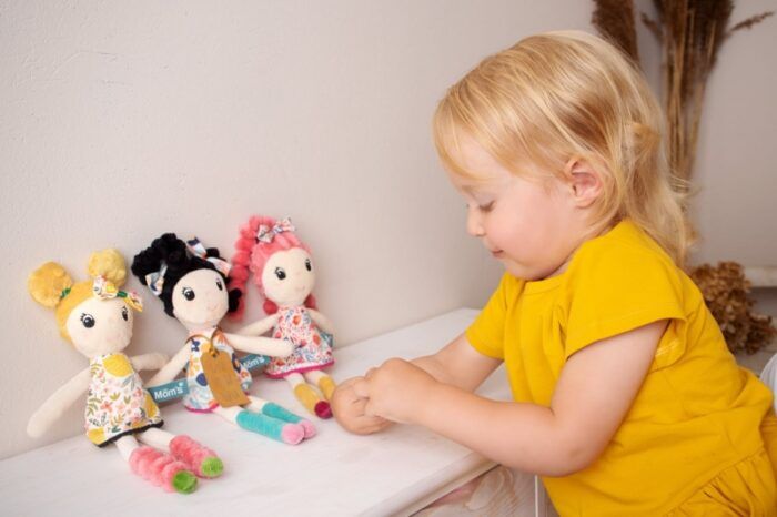 Hencz Toys Mäkká handrová bábika LAURA s růžovými vláskami - Image 2